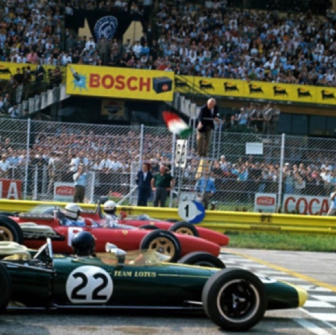 Départ du GP d'Italie à Monza avec la Lotus 43 : Jim est aux côtés des 2 Ferrari de Mike Parkes et Ludovico Scarfiotti
©R? Schlegelmich